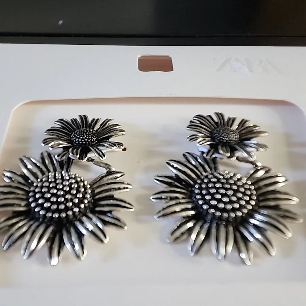 ZARA Double Flower Earrings - Picture 7 of 13